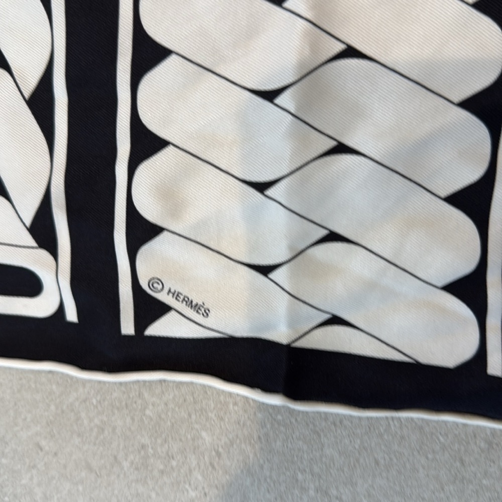 Hermès Clic, c'est noué Scarf! - Picture 3 of 13